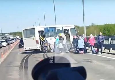 На Солотчинском мосту автобус въехал в отбойник